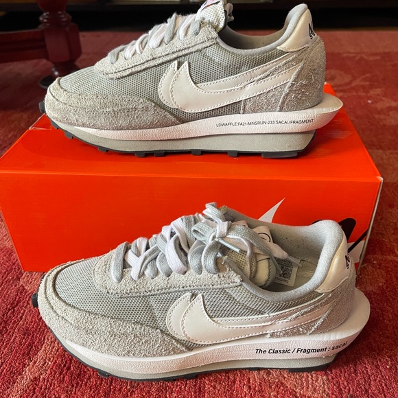 Nike
x sacai x Fragments LDWaffle "Grey" sneakers - Picture 4 of 12